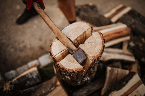 Oamenii incep sa-si faca stocuri de lemne: costul incalzirii la iarna ar putea fi de 3 ori mai mic decat in cazul electricitatii