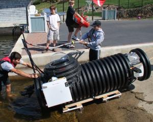 Un tanar a construit un submarin cu 2.000 de dolari
