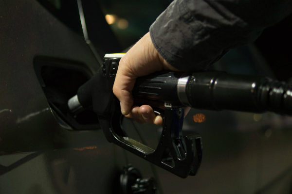 Supraacciza la carburanti ar putea fi eliminata. Cu cat vor scadea preturile in benzinarii