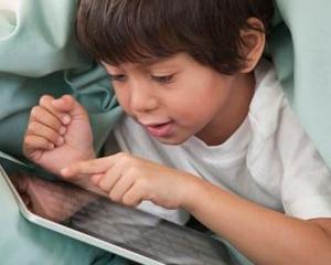 Studiu: Copilasii, tot mai atrasi de tablete si smartphone-uri