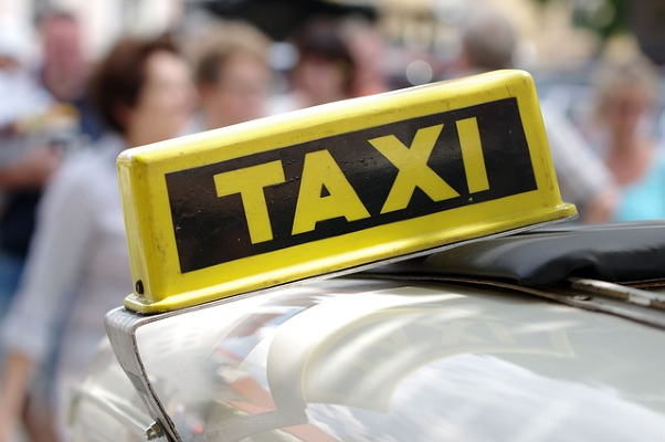 Cum esti pacalit pe fata de TAXI-uri sau masini de ride sharing: defectiuni tehnice, bonul fiscal e fudulie, soferii n-au atestate, nu stii la cine te urci in masina