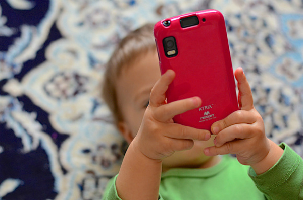 OMS: NU le mai dati telefoane copiilor. Ghidul OMS privind folosirea corecta a telefonului, in functie de varsta