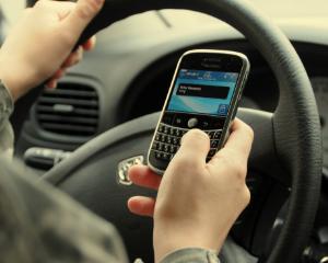 7 din 10 soferi folosesc telefonul in timp ce conduc. Explicatia psihologului