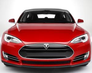 Tesla va lansa un automobil mai mic, denumit "Model 3"