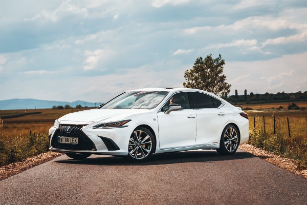 TEST DRIVE cu mama. Lexus ES 300h F Sport memorabil