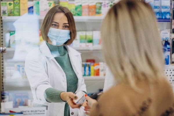 Romanii se vor putea testa si vaccina anti-COVID si in farmacii. Sunt farmacistii pregatiti pentru asta?