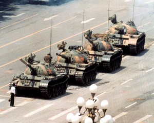 18 aprilie 1989: Mii de studenti chinezi protesteaza in piata Tien an Men