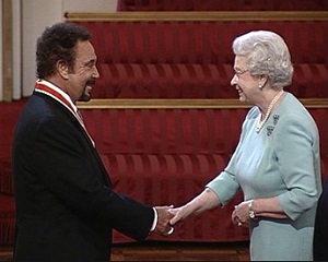 29 martie 2006: Tom Jones primeste titlul de cavaler al Ordinului Imperiului Britanic
