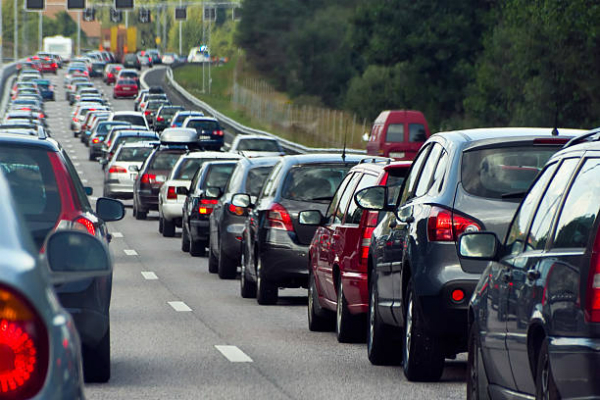 Trafic aglomerat pe drumurile spre statiunile turistice de pe Valea Prahovei si litoral