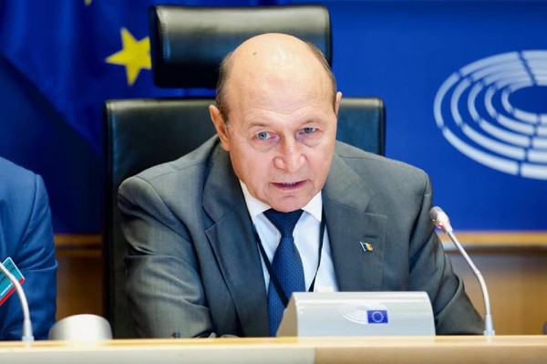Basescu: Trump e pe cale sa isi faca tara praf si pulbere