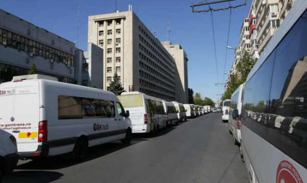 Transportatorii de persoane protesteaza: Peste 16.000 de autovehicule comerciale vor intrerupe activitatea in toata tara