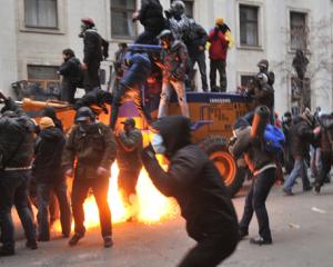 Violentele de la Kiev ii ingrijoreaza pe "democratii" romani