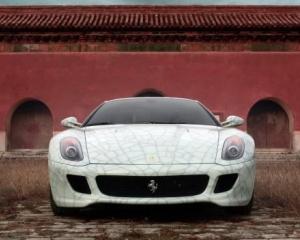 Un chinez bogat si-a distrus public Maserati-ul, nemultumit de serviciile firmei