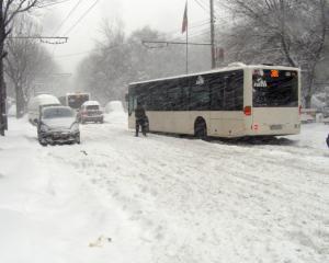 In Bucuresti a nins si cu amenzi: 136.000 de lei pentru cine n-a dat  zapada de pe trotuare