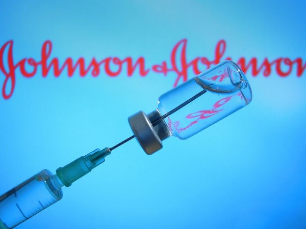 Johnson & Johnson amana lansarea vaccinului sau in Europa. Exista suspiciuni de tromboze, ca in cazul AstraZeneca