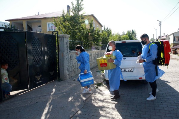 Decizie inedita: Turcii care refuza vaccinarea ar putea fi testati o data la doua zile