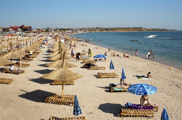 Plajele din Vama se redeschid la 75% din capacitate. Sezlongurile s-au scumpit