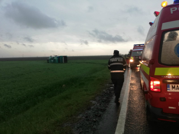 VIDEO Tornada pe DN21: Un autocar plin cu pasageri a fost rasturnat. A fost activat Planul Rosu de Interventie