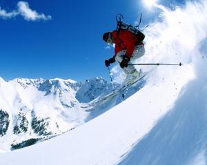 Franta: Vanzari-record de casti de protectie pentru schi