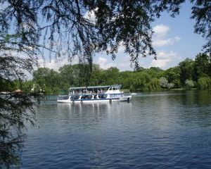 De 1 Mai, bucurestenii se vor bucura de plimbari gratuite cu vaporasele pe Lacul Herastrau