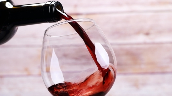 Romanii prefera tot mai mult vinurile seci si rosii pe care le cumpara din supermarketuri, mai degraba decat din magazine specializate