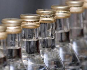 Sticlele mici de vodca ar putea sa se "evapore" din magazinele rusesti