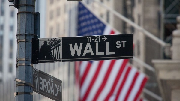 Se schimba strategia de investitii pe Wall Street. Nu mai e valabila lozinca "vinde in mai si pleaca"