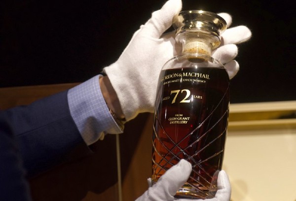 O sticla de Whisky, veche de 72 de ani, vanduta la licitatie la pretul unui apartament