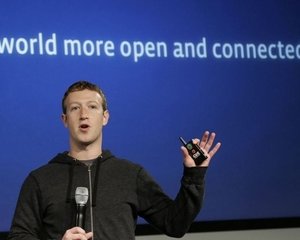 Facebook si telepatia. Vor castiga robotii? Schwarzenegger si Hawking in dialog cu Zuckerberg