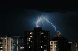 Siguranta in caz de furtuna. Ghid Departamentul pentru Situatii de Urgenta - Nu faceti dus, nu folositi electrocasnicele cand auziti tunete