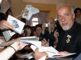Fostul hippie rebel, romancierul de astazi cu valente universale, Paulo Coelho, riposteaza cenzurarii operelor sale