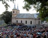 Zeci de mii de credinciosi la Sfanta Liturghie de la Manastirea Nicula
