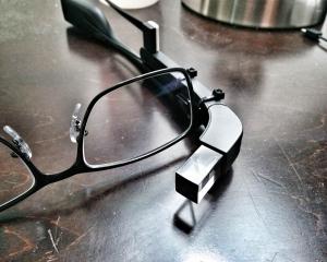 Ochelarii inteligenti Google, acum cu design Ray-Ban