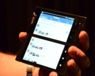 Kyocera a lansat un smartphone cu doua ecrane
