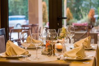 Codul bunelor maniere astazi: 32 de reguli DE BAZA, pe care oricine trebuie sa le stie: femeii NU i se deschide usa la restaurant