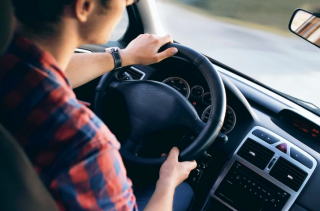 Cine plateste daunele unui accident auto, daca masina e imprumutata: ce trebuie sa stii, daca dai masina prietenilor