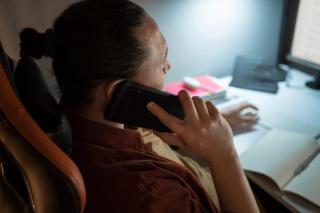 Romanii, inselati la telefon: escrocii suna in numele bancilor sau autoritatilor folosind numere oficiale de pe site-urile institutiilor