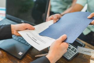 6.600 lei trebuie sa fie salariul tau, sa poti lua un credit ipotecar de 83.000 de euro, cu o rata lunara de 2.654 lei