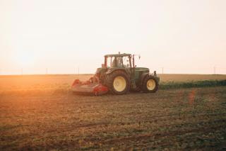 Un tractorist a ajuns sa castige si 15.000 de lei net pe luna, dar fermierii se plang ca nici asa nu gasesc muncitori