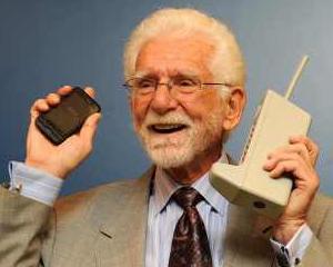 La 82 de ani, parintele telefonului mobil isi cumpara un smartphone o data la doua luni