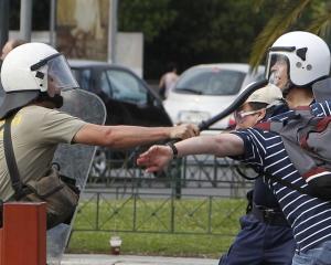 Scurt ghid la criza financiara din Grecia: Cum a ajuns o tara in care economia a crescut 15 ani aici?