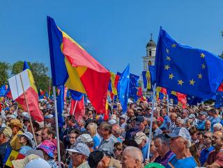 EDITORIAL. Romania voteaza cu sabia deasupra capului. Suntem chemati la urne sa alegem intre Romania ratiunii si Romania carnavalului
