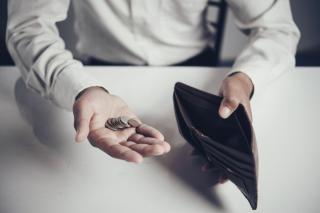 Sondaj: Aproape jumatate dintre romani reclama inrautatirea situatiei financiare personale, iar trei sferturi se plang de situatia economica a tarii