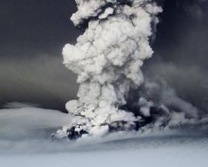 Vulcan Islanda: Grimsvotn arunca de zeci de ori mai multa cenusa decat Eyjafjallajokull. 250 de zboruri au fost anulate