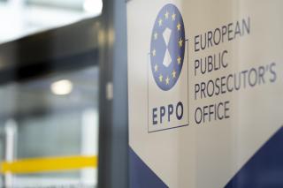 Kovesi, sefa EPPO, a dat ordin sa se faca perchezitii la niste functionari publici din Romania: ar fi furat 160.000 de euro din fonduri europene
