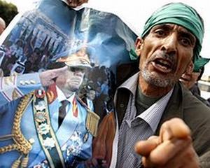 Gadhafi, impiedicat de Marea Britanie sa scoata 1 miliard de dolari din tara
