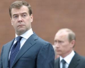 Sondaj: Rusii isi pierd increderea in Medvedev si Putin