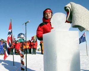 Bust de gheata al lui Roald Amundsen, dezvelit la Polul Sud