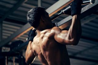 Exercitii esentiale pe bara de tractiuni pentru forta si masa musculara