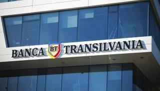 Clientii Bancii Transilvania, luati din somn cu un mesaj neplacut de la banca: ce nu mai ai voie sa faci, daca ai card sau cont deschis